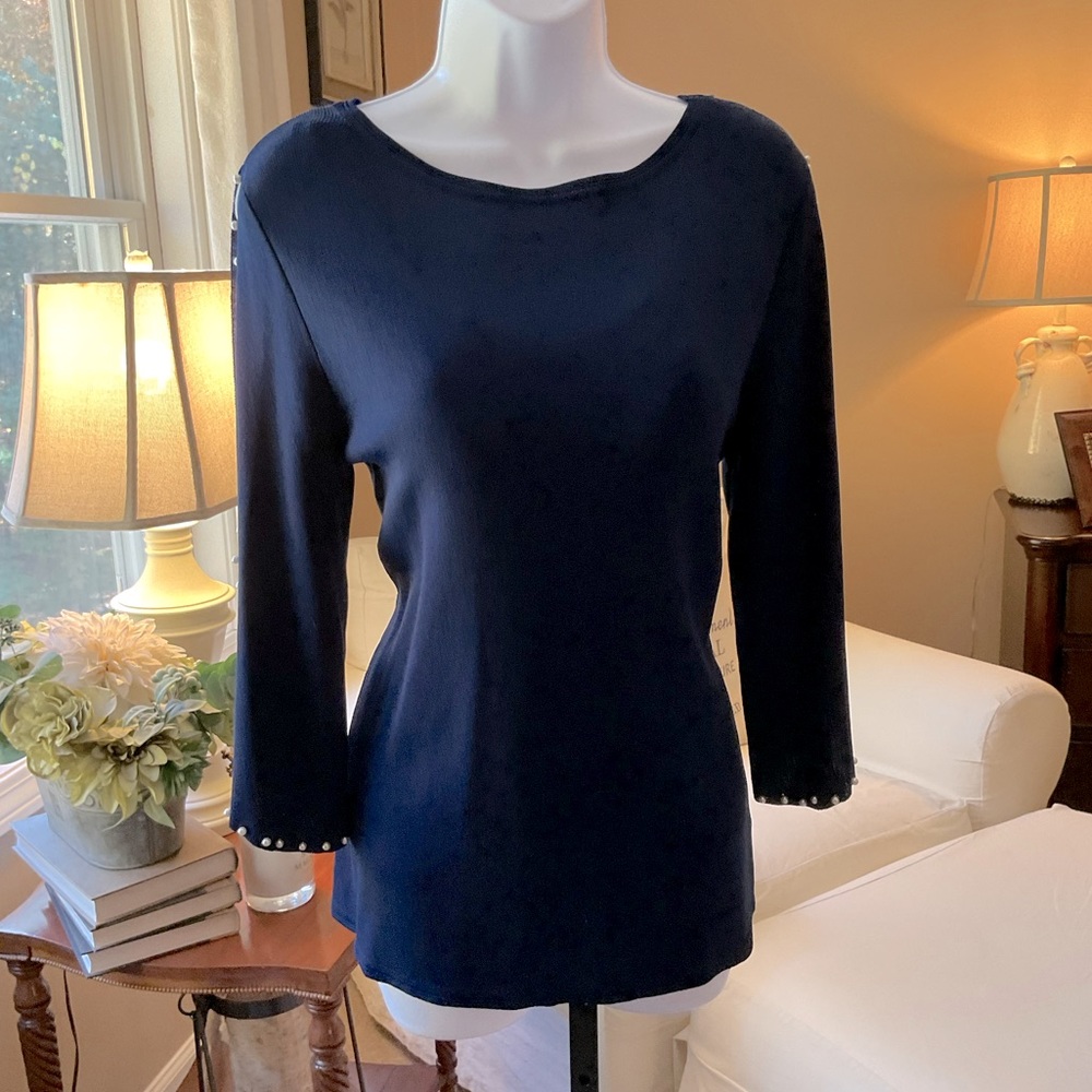 NWOT NY Collection knit navy cold shoulder top with Pearl detail. Size Medium